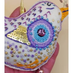 Bunter Vogel-Anhänger aus Filz, Vogel bestickt und mit Perlen verziert, Vogel Dekoration, Folklore Vogel aus Stoff