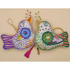 Bunter Vogel-Anhänger aus Filz, Vogel bestickt und mit Perlen verziert, Vogel Dekoration, Folklore Vogel aus Stoff