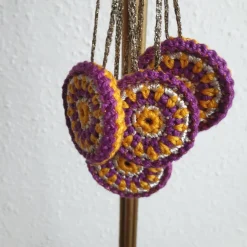 Bunter Weihnachtsbaumschmuck, Häkelrosetten an den Baum, bunte Weihnachten