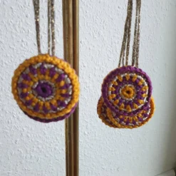 Bunter Weihnachtsbaumschmuck, Häkelrosetten an den Baum, bunte Weihnachten