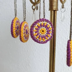 Bunter Weihnachtsbaumschmuck, Häkelrosetten an den Baum, bunte Weihnachten