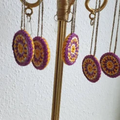 Bunter Weihnachtsbaumschmuck, Häkelrosetten an den Baum, bunte Weihnachten