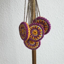 Bunter Weihnachtsbaumschmuck, Häkelrosetten an den Baum, bunte Weihnachten