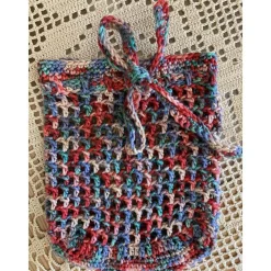 Buntes Häkelnetz für kleine Schätze oder als umweltfreundliche Verpackung für ein Geschenk