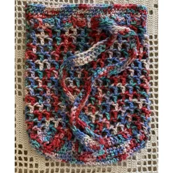 Buntes Häkelnetz für kleine Schätze oder als umweltfreundliche Verpackung für ein Geschenk