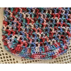 Buntes Häkelnetz für kleine Schätze oder als umweltfreundliche Verpackung für ein Geschenk