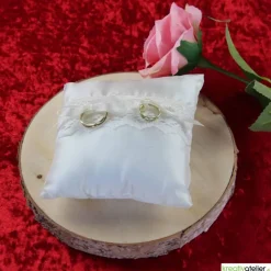 Champagnerfarbenes Taft-Ringkissen mit Klöppelspitze und Satinbändern - Romantisches Highlight für Ihre Hochzeit