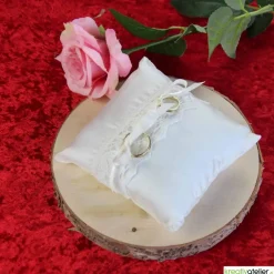 Champagnerfarbenes Taft-Ringkissen mit Klöppelspitze und Satinbändern - Romantisches Highlight für Ihre Hochzeit