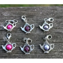 Charms Teekanne mit einer Perle pink, lila durchsichtig, graulila