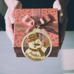 Christbaumschmuck Personalisierbar - Weihnachtsschmuck mit Namen aus Holz - Rentier, Schneemann oder Pinguin