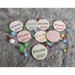 7,5cm Anhänger aus Holz für die Schultüte "Schulkind 2025"