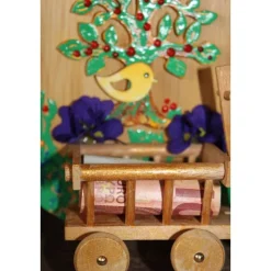 Collage Geldgeschenk zum Muttertag  BAUM & LEITERWAGERL, abstrakt gestaltet auf einem Bambus-Brettchen Wandbild