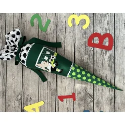 coole Schultüte / Zuckertüte in Grün mit Fußballspieler Hase & Tor