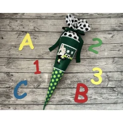 coole Schultüte / Zuckertüte in Grün mit Fußballspieler Hase & Tor