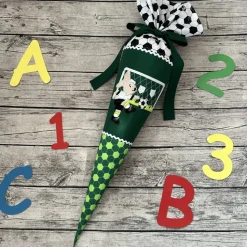 coole Schultüte / Zuckertüte in Grün mit Fußballspieler Hase & Tor