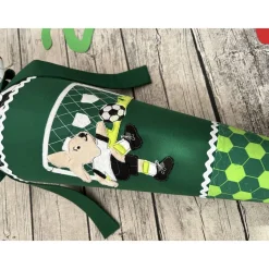 coole Schultüte / Zuckertüte in Grün mit Fußballspieler Hase & Tor
