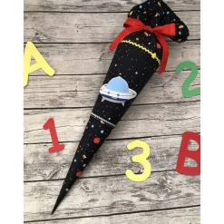 coole Schultüte Galaxie mit Ufo, Planeten und reflektierenden Sternen