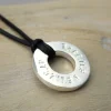 Cooler Anhänger in Silber "Stamped Wheel S", personalisierbares Geschenk zur Kommunion, Konfirmation, Firmung