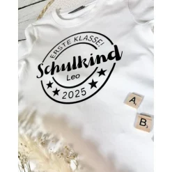 Cooles T-Shirt Schulkind 2025 mit Name des Kindes, personalisiert, Erstklässler, Geschenk zur Einschulung