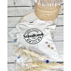 Cooles T-Shirt Schulkind 2025 mit Name des Kindes, personalisiert, Erstklässler, Geschenk zur Einschulung