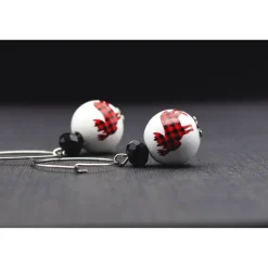 Creolen Ohrringe mit Holzperlen, Rentier im Karo Muster