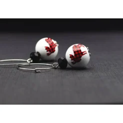 Creolen Ohrringe mit Holzperlen, Rentier im Karo Muster