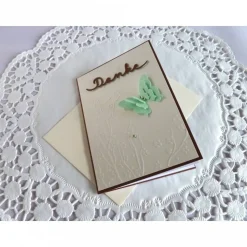 Dankekarte mit Hintergrundprägung und Schmetterling