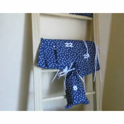 Dauerhafter Adventskalender: 24 Säckchen in Marineblau & Weiß – Maritim & Handgenäht aus Baumwolle