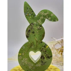 Deko Hase mit echten Blüten grün