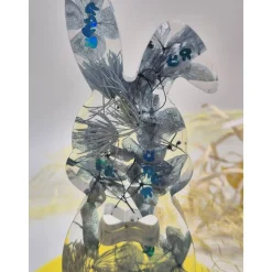 Deko Hase mit echten Blüten hellblau