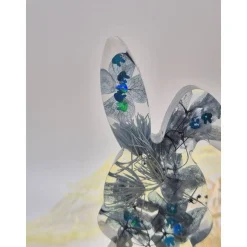 Deko Hase mit echten Blüten hellblau