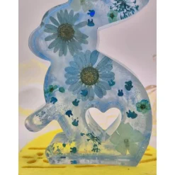 Deko Hase mit echten Blumen Blautöne