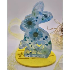 Deko Hase mit echten Blumen Blautöne