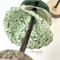 Deko Tannenbaum salbeigrün – Handgemachte Weihnachtsdeko in 3 Größen (22-27 cm) aus Baumwolle & Holz