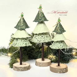 Deko Tannenbaum salbeigrün – Handgemachte Weihnachtsdeko in 3 Größen (22-27 cm) aus Baumwolle & Holz