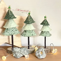 Deko Tannenbaum salbeigrün – Handgemachte Weihnachtsdeko in 3 Größen (22-27 cm) aus Baumwolle & Holz