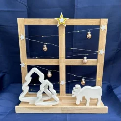 Deko-Fenster aus Holz mit LED-Lichterkette, Elch & Tannen – moderne Weihnachtsdeko für Tisch, Sideboard & Fensterbank.