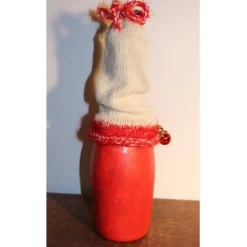 Dekofigur BÄUMCHENWICHTEL Weihnachtswichtel witzige Upcyclingfigur aus Sektflasche m. handgestricktem Mützchen