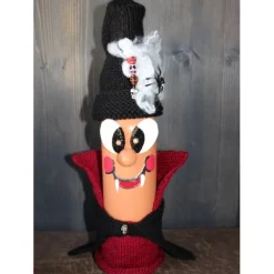 Dekofigur GRAF PIPISTRELLO Vampir Halloweenwichtel Upcyclingfigur aus einer Weinflasche mit handgestrickten Accesoires