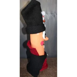 Dekofigur GRAF PIPISTRELLO Vampir Halloweenwichtel Upcyclingfigur aus einer Weinflasche mit handgestrickten Accesoires