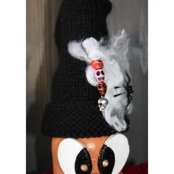 Dekofigur GRAF PIPISTRELLO Vampir Halloweenwichtel Upcyclingfigur aus einer Weinflasche mit handgestrickten Accesoires