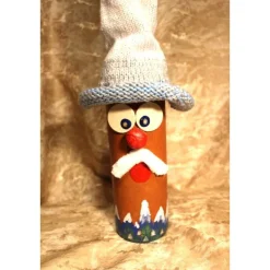Dekofigur HERZERLWICHTEL Weihnachtswichtel witzige Upcyclingfigur aus Glasflasche m. handgestricktem Mützchen