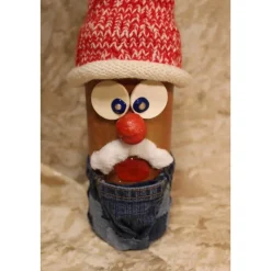 Dekofigur JEANS-OPA Weihnachtswichtel witzige Upcyclingfigur aus Glasflasche m. handgestricktem Mützchen