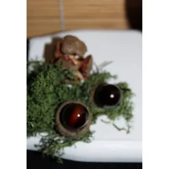 Dekofigur KLAUSI SNOWMAN witzige Schneemanfigur aus recyceltem Holz, dekoriert mit weihnachtlicher Deko und Moos