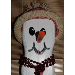 Dekofigur KLAUSI SNOWMAN witzige Schneemanfigur aus recyceltem Holz, dekoriert mit weihnachtlicher Deko und Moos