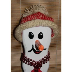 Dekofigur KLAUSI SNOWMAN witzige Schneemanfigur aus recyceltem Holz, dekoriert mit weihnachtlicher Deko und Moos