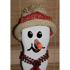 Dekofigur KLAUSI SNOWMAN witzige Schneemanfigur aus recyceltem Holz, dekoriert mit weihnachtlicher Deko und Moos