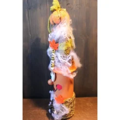 Dekofigur LILLY Halloweenwichtel Upcyclingfigur aus einer Weinflasche mit handgestrickten Accesoires Halloweendeko