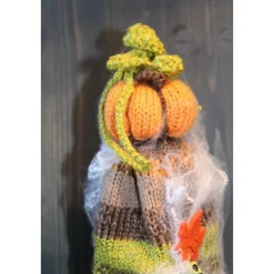 Dekofigur LILLY Halloweenwichtel Upcyclingfigur aus einer Weinflasche mit handgestrickten Accesoires Halloweendeko