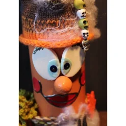 Dekofigur LILLY Halloweenwichtel Upcyclingfigur aus einer Weinflasche mit handgestrickten Accesoires Halloweendeko